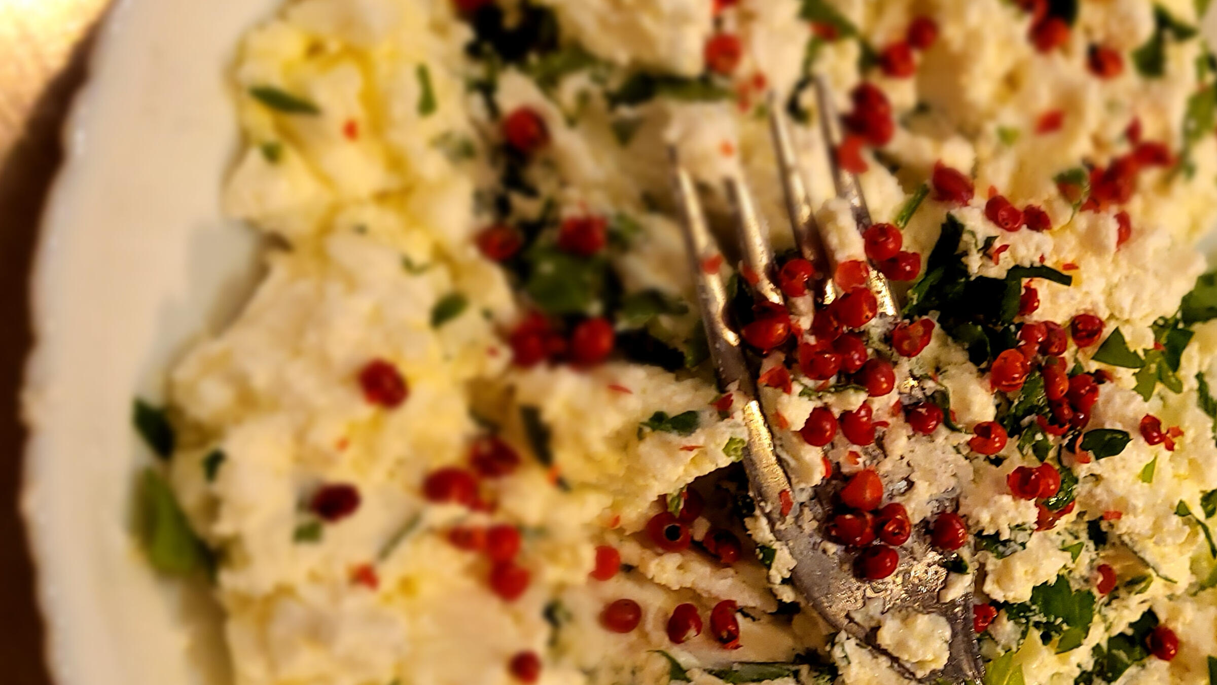 Fromage frais, herbes et baies roses