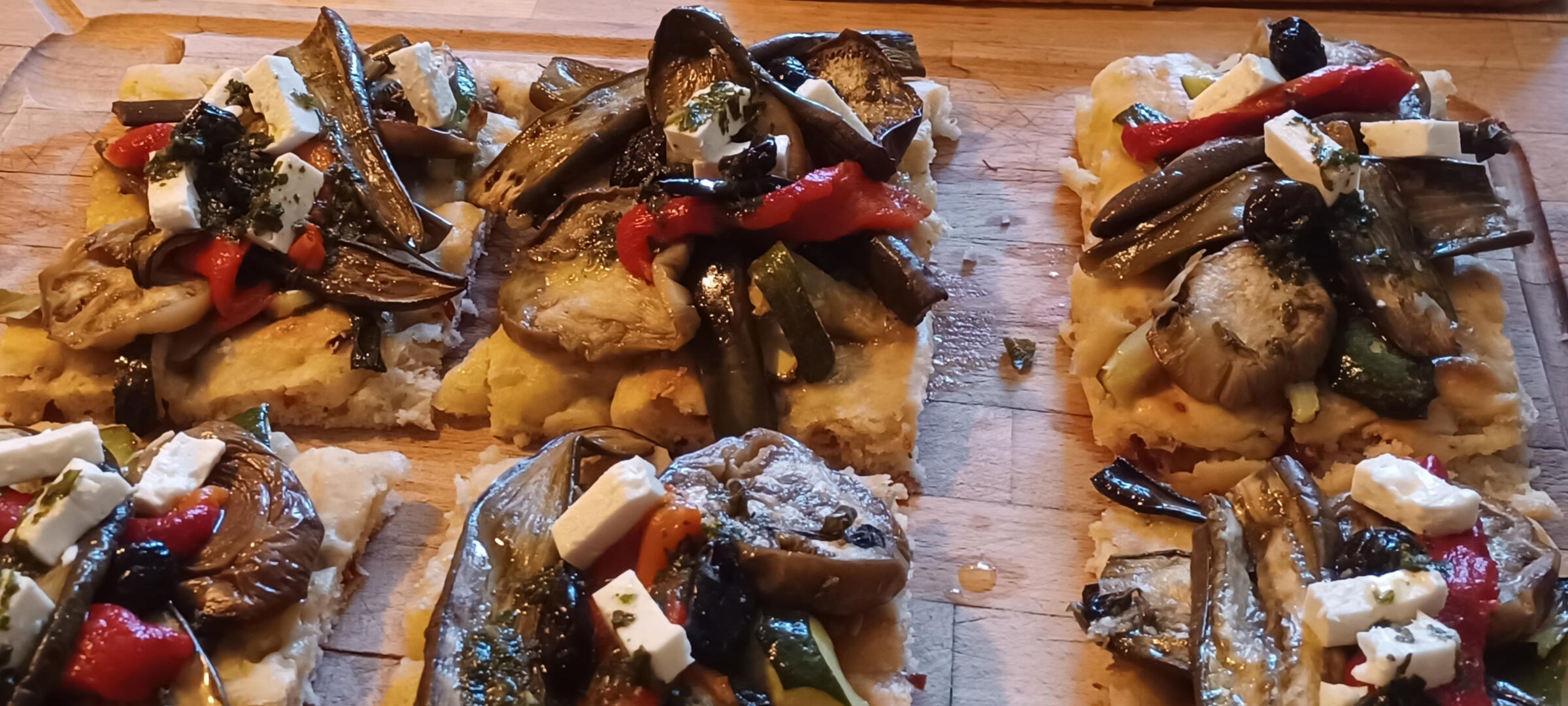 Focaccia aux légumes d'été et feta