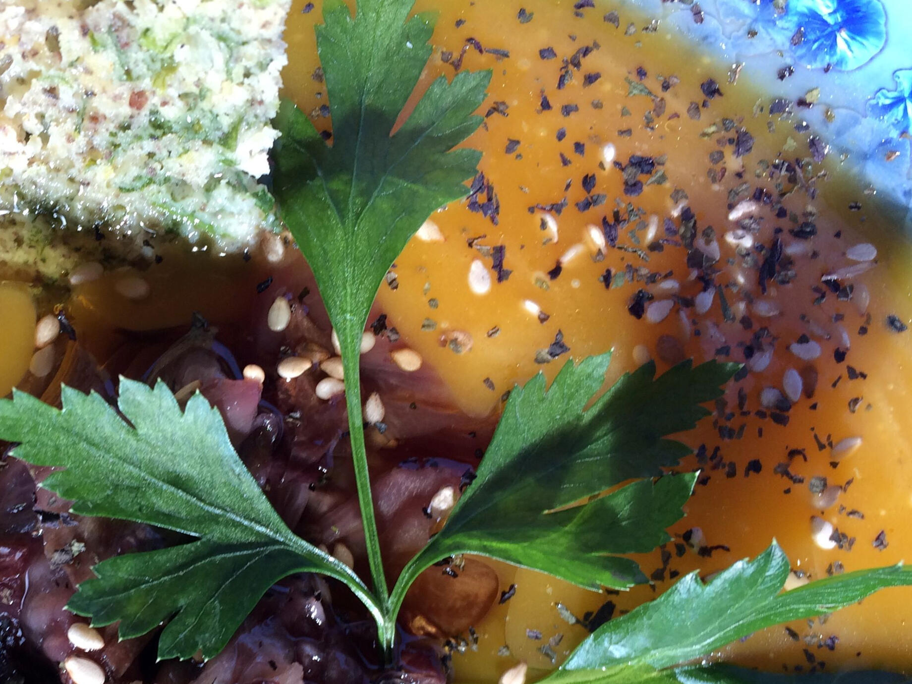 Soupe butternut, trévise poêlée, cake aux herbes